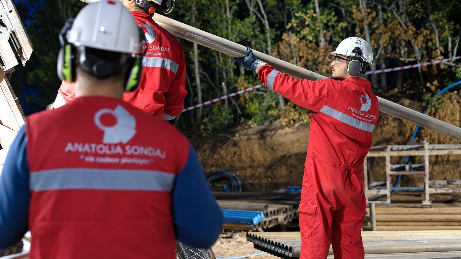 Anatolia Sondaj crew handling rods on site